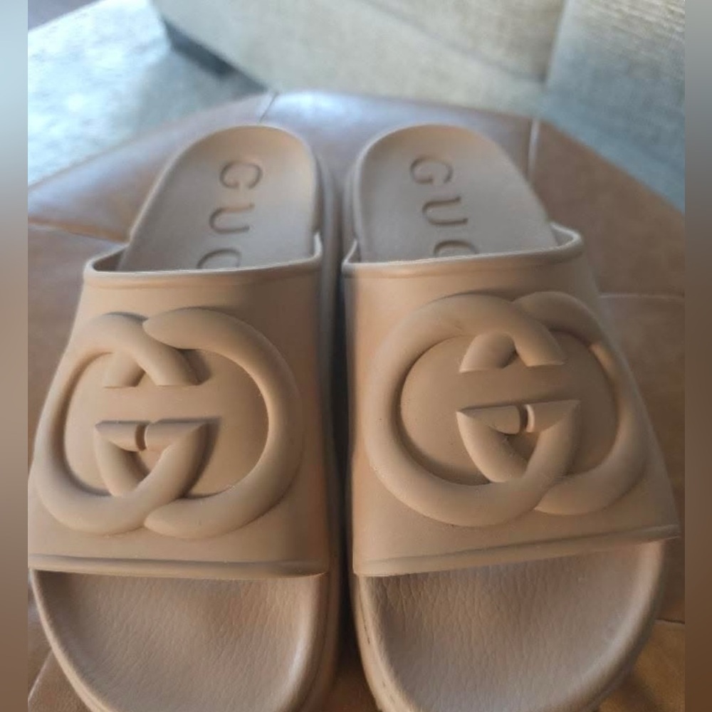 Gucci beige sandals size 36